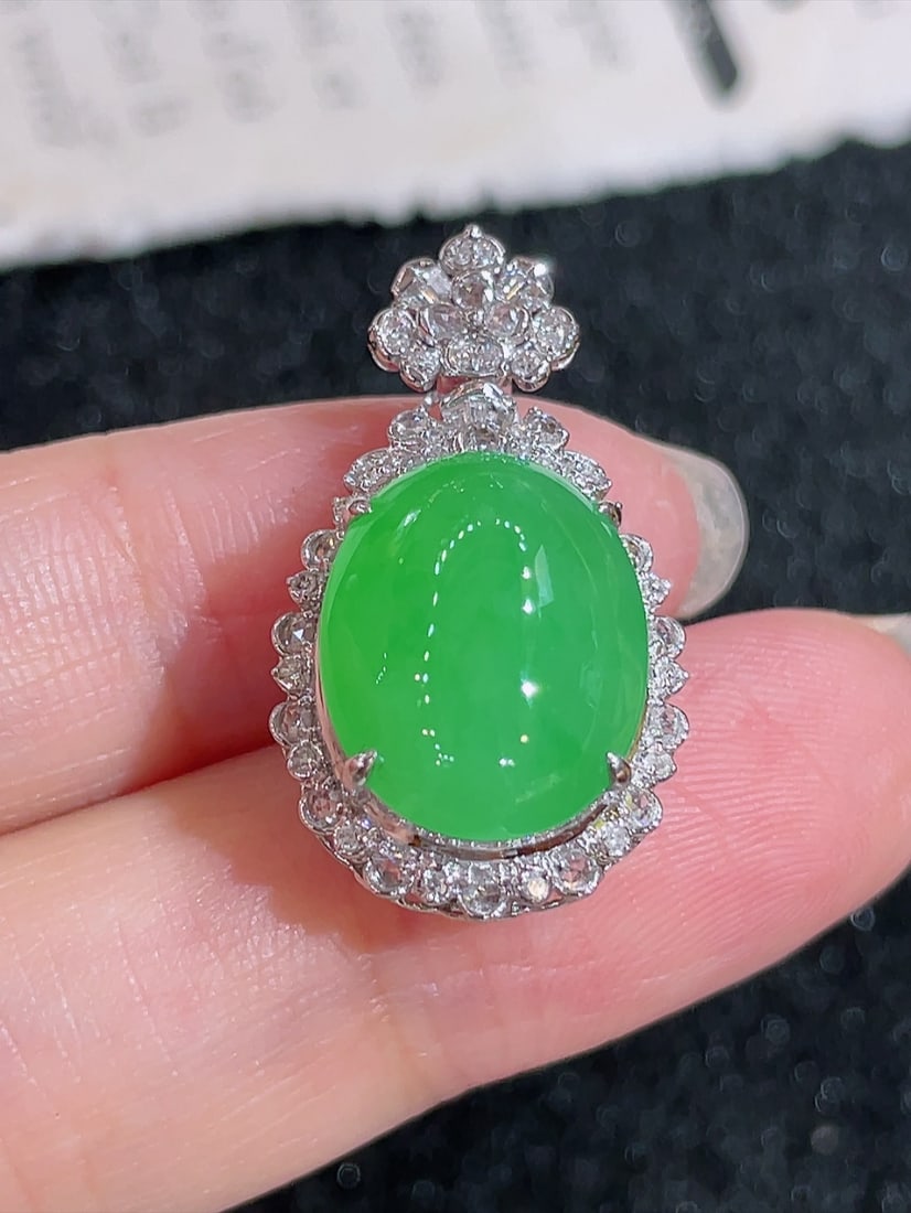 18K Gold Ice Green Pendant: This pendant is meticulously set in 18K gold, showcasing the elegance and nobility of ice green. Its design is full and luxurious, embodying the high-end nature of the jewelry. The overall shape is fl