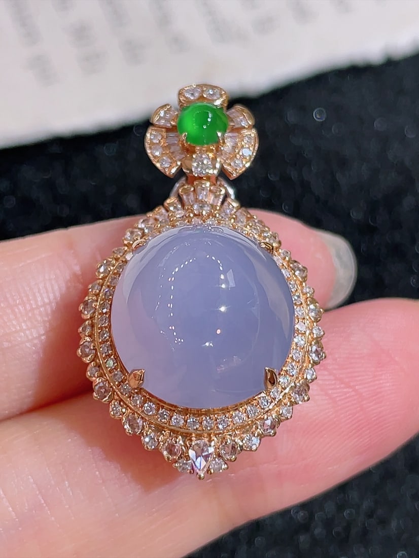 18K Gold Natural Purple Jadeite Pendant: This pendant is meticulously set in 18K gold, showcasing the natural heft and fullness of purple jadeite. Its design is sophisticated, suitable for various occasions. The overall shape is elegant, per
