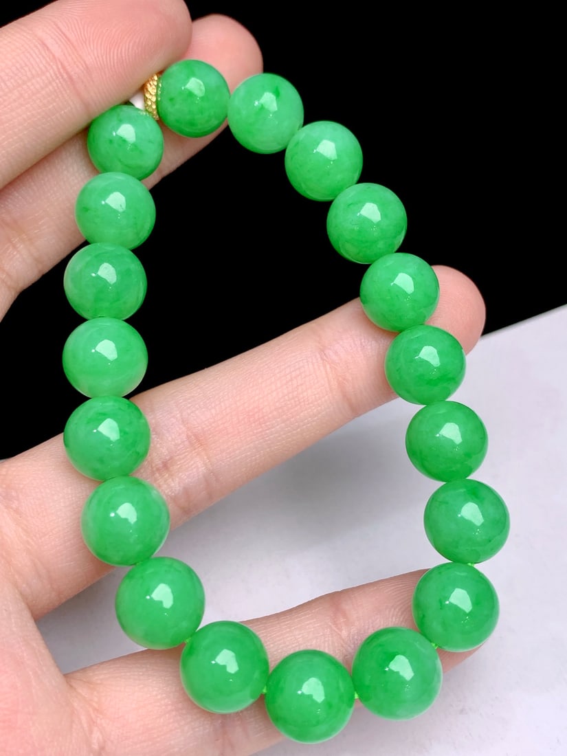 18K Gold Icy Green Bracelet: This bracelet is crafted with 18K gold and features icy green gemstones, exuding a fresh and noble aura. Each bead is meticulously polished, emitting a gentle luster. Suitable for various occasions,