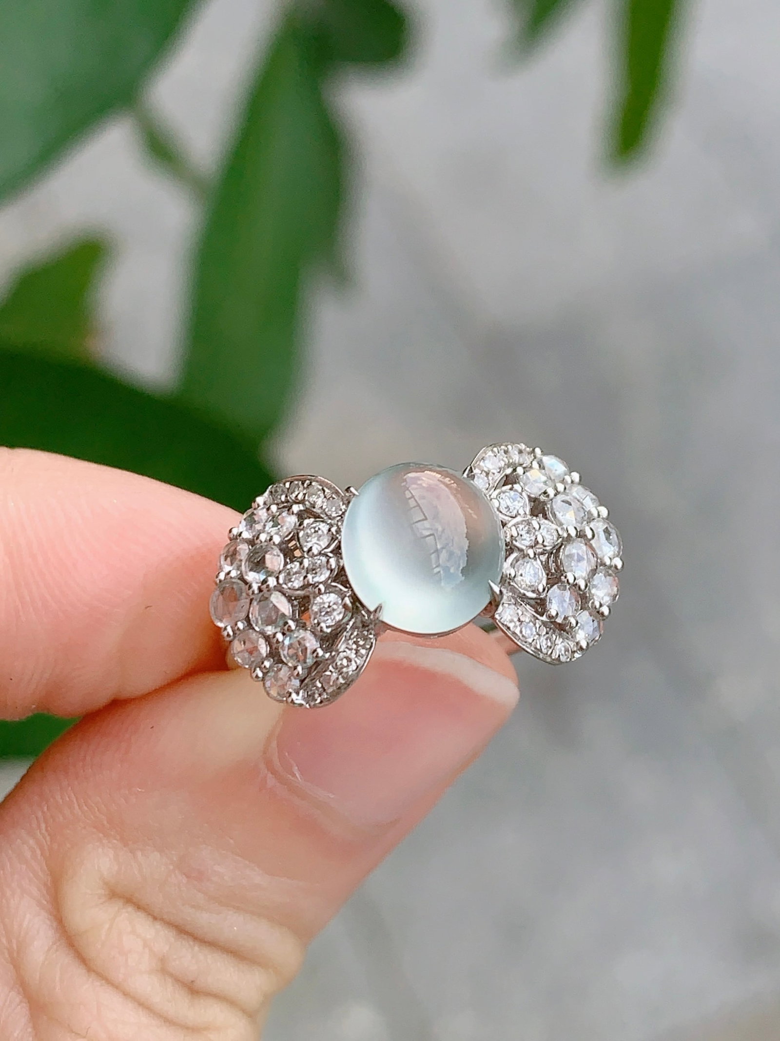 High Ice Cabochon Ring: This ring features a high ice cabochon as the main stone, designed in an elegant bow style, showcasing exquisite craftsmanship and unique beauty.8.5/7.6/4 Freight: 1.International Freight: Foreign shi