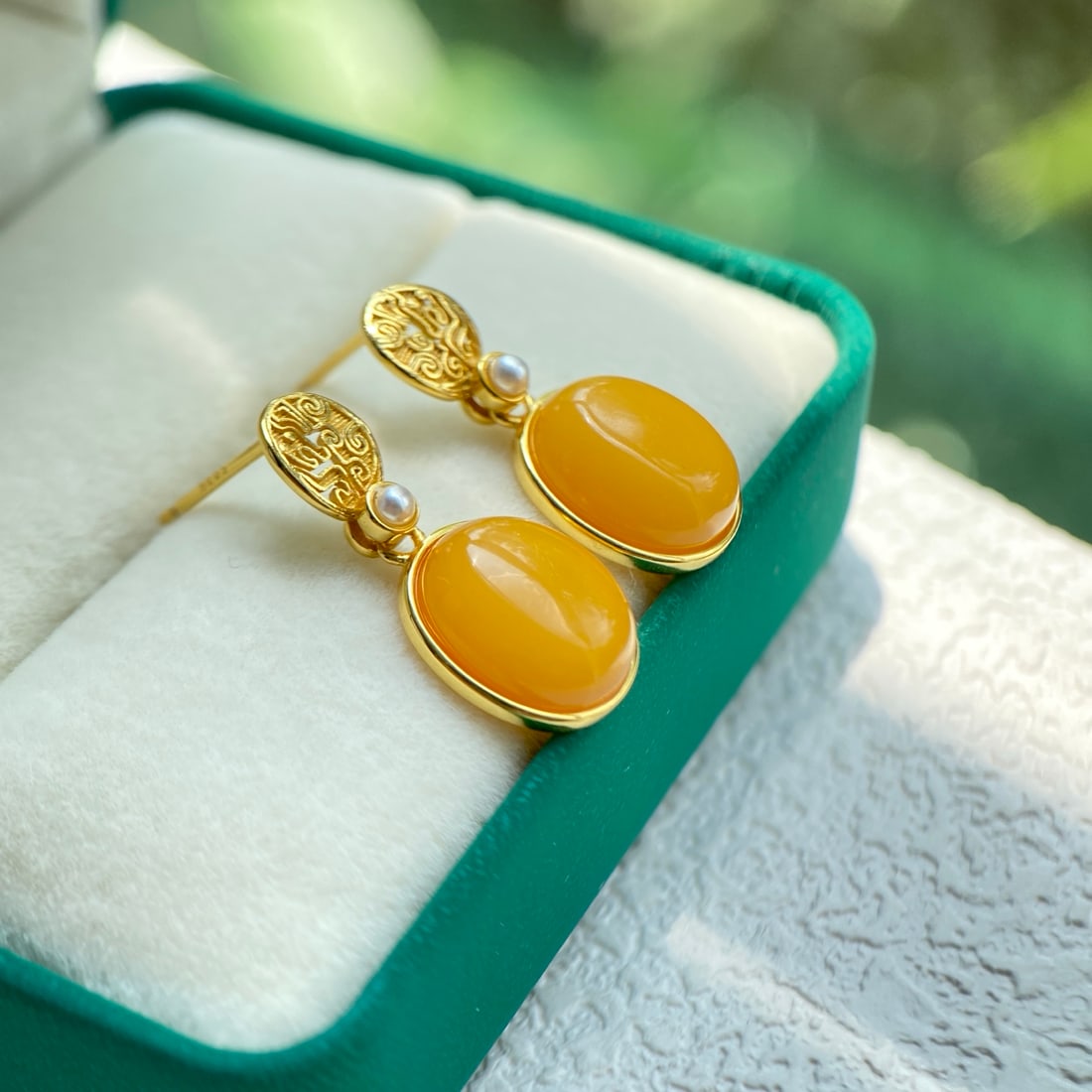S925 Silver Natural Old Amber Earrings: These earrings feature natural old amber as the main stone, set in S925 silver, showcasing an elegant design. Suitable for daily wear, adding a touch of nobility. (Main stone approx. 9*11mm) Freight: