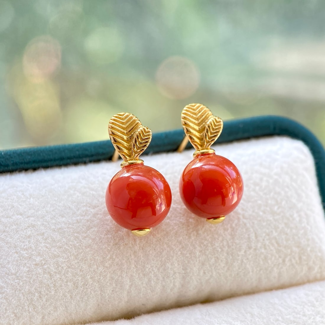 Natural South Red Earrings: These earrings feature natural South Red beads, set in S925 sterling silver, showcasing a vintage and elegant style. The beads have a diameter of approximately 8mm, making them perfect for those who