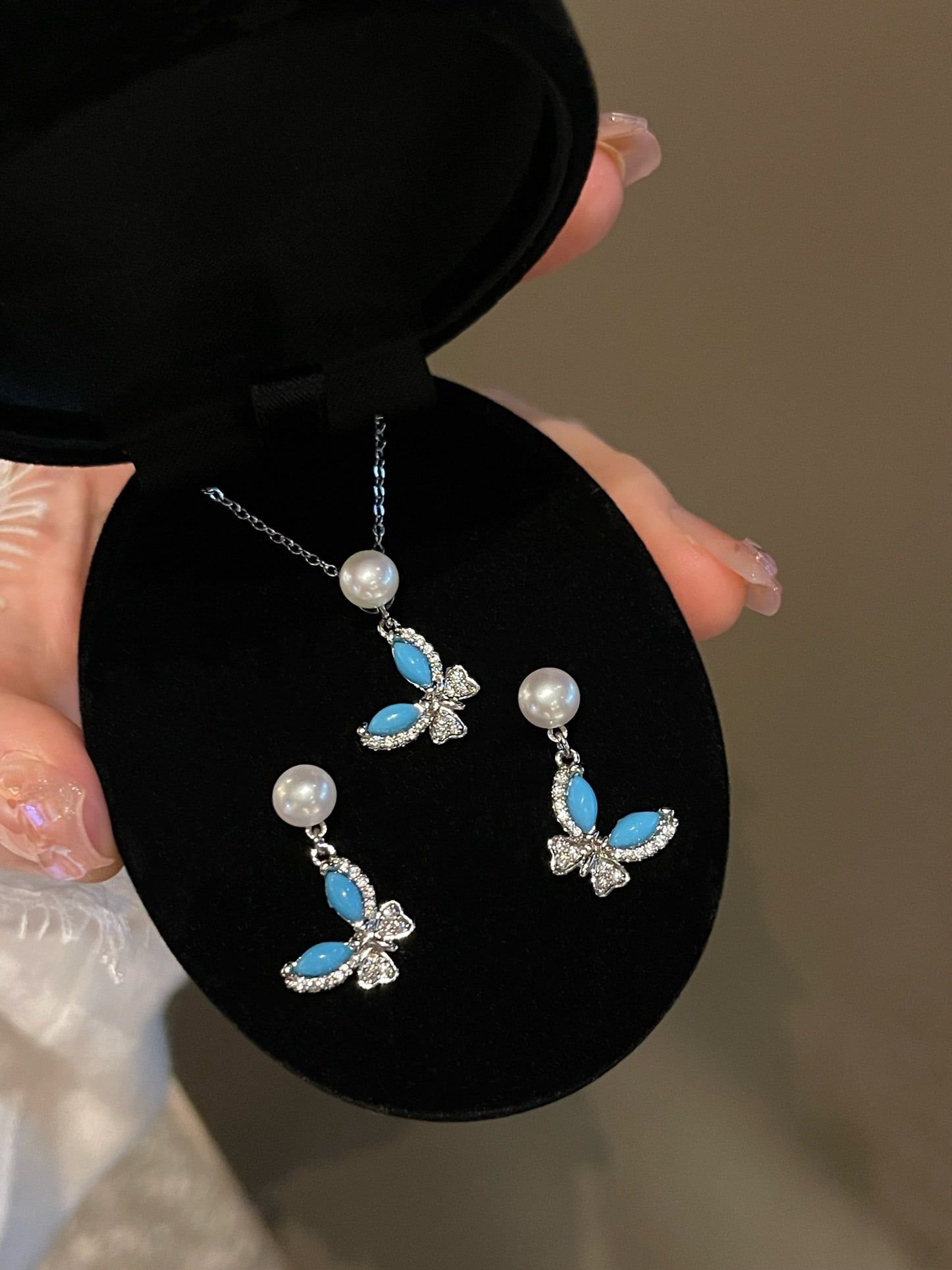 Natural Freshwater Pearl and Turquoise Set: This set combines natural freshwater pearls and turquoise, showcasing a harmonious blend of elegance and nature. The gentle luster of the pearls complements the unique color of the turquoise,