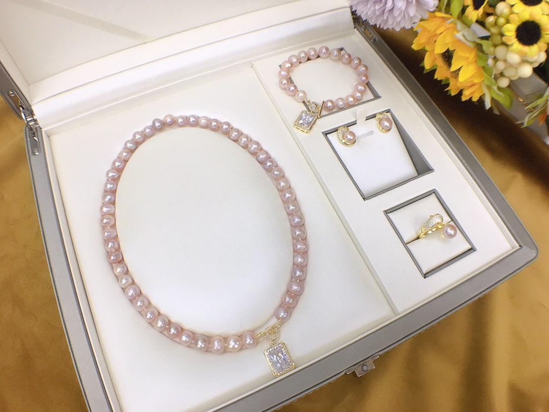 Purple Pink Pearl Necklace Set: This purple pink pearl necklace set showcases the natural luster and elegance of pearls. Each pearl is carefully selected, displaying a subtle natural beauty. The combination of necklace, bracelet,