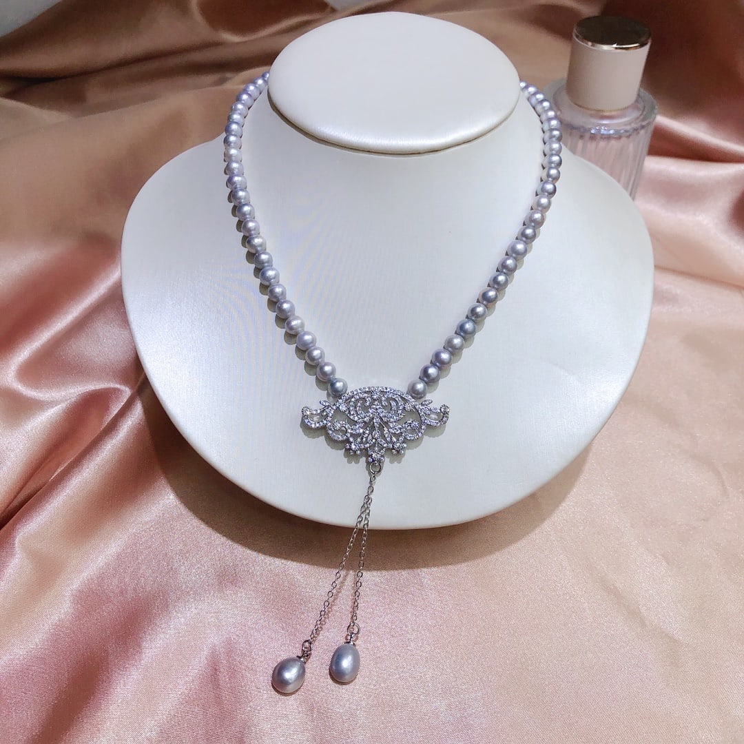 Gray Freshwater Pearl Necklace: This gray freshwater pearl necklace exudes elegance with its vintage trend style. The pearls are near-round with few blemishes, approximately 6mm in diameter, suitable for various occasions. Freight: