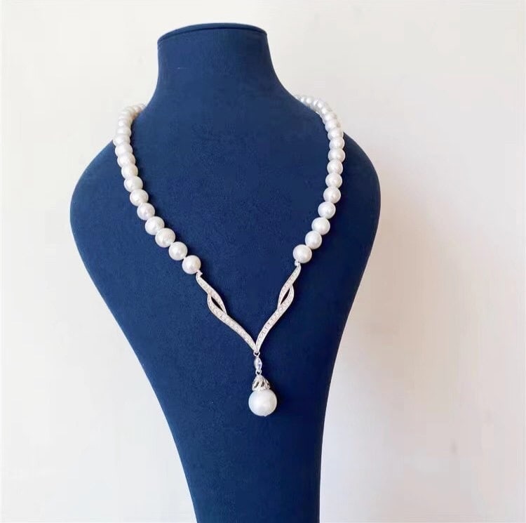 Natural White Pearl Necklace: This natural white pearl necklace is renowned for its elegant design and exquisite craftsmanship. The luster and roundness of the pearls add a touch of nobility to the wearer. Suitable for various occ
