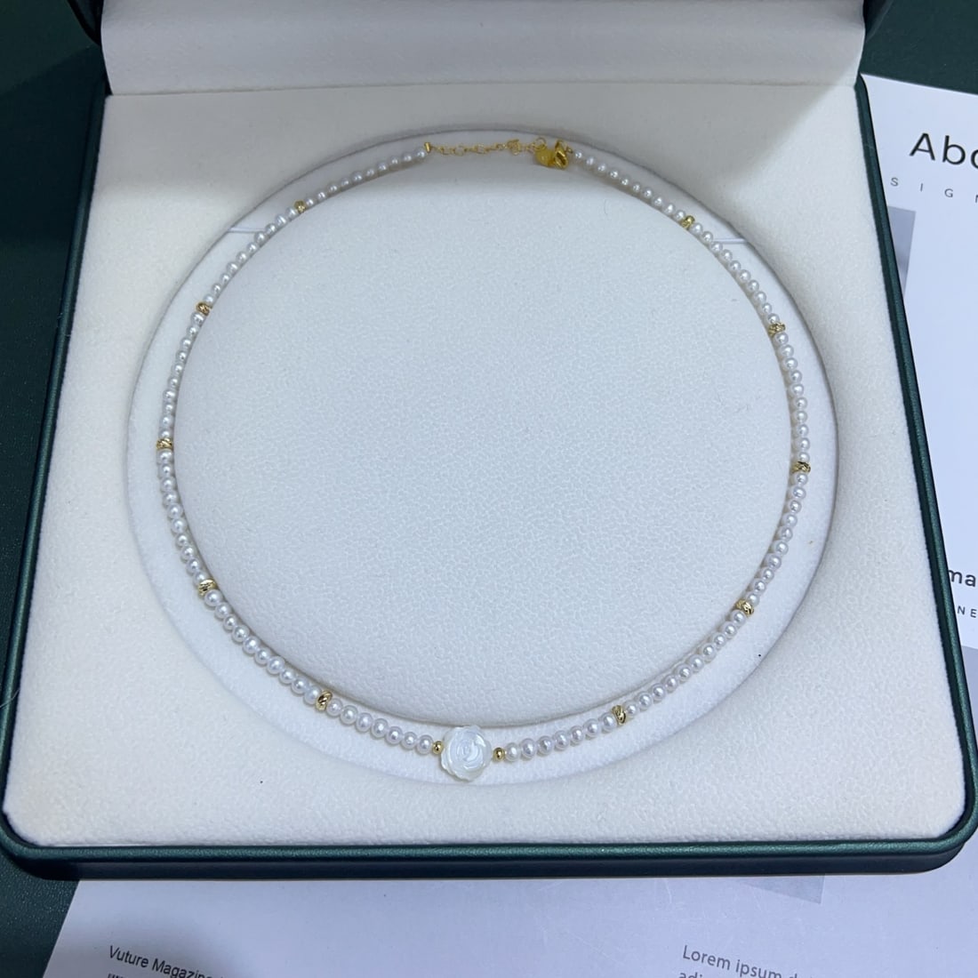 Mother-of-pearl necklace: This necklace is inspired by the design of camellia in mother-of-pearl, showcasing a youthful and simple style. The 3mm strong light near-round slightly blemished mother-of-pearl, paired with an adjus