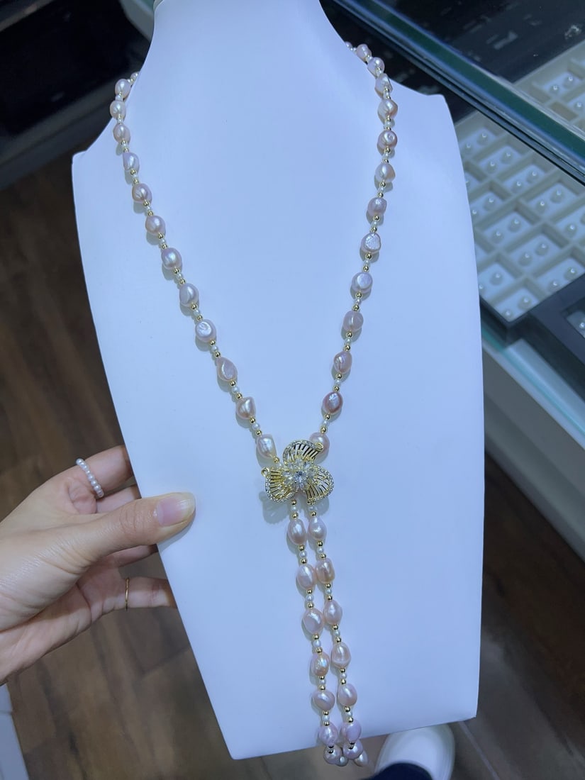 Natural Pearl Necklace: This natural pearl necklace features a unique Baroque shape design, showcasing elegance and individuality. The natural luster of the pearls complements the windmill design, suitable for various wearin