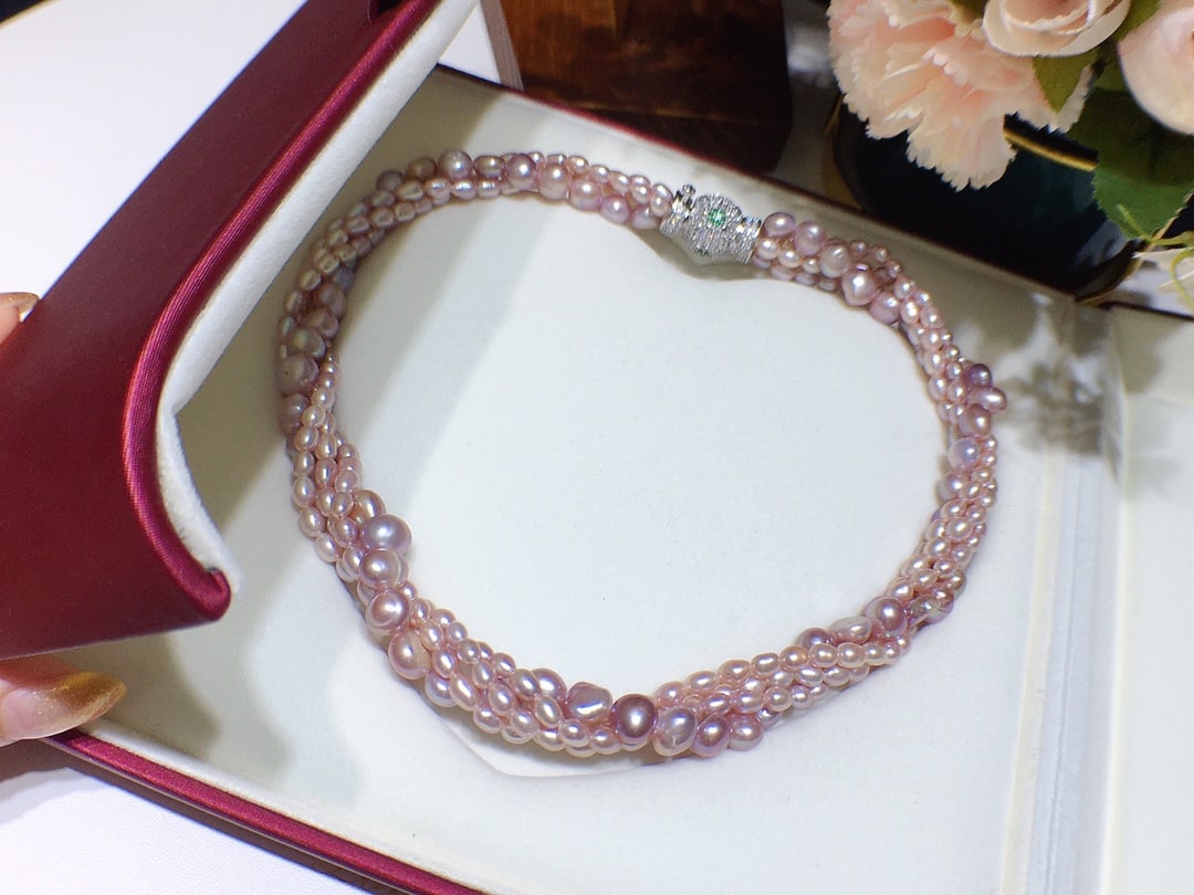 Natural Freshwater Purple Pearl Multi-layer Necklace: This natural freshwater purple pearl necklace features an elegant multi-layer design, with beautiful pearl luster that highlights the independent charm of women. Pearl sizes range from 5-8mm, perfectl