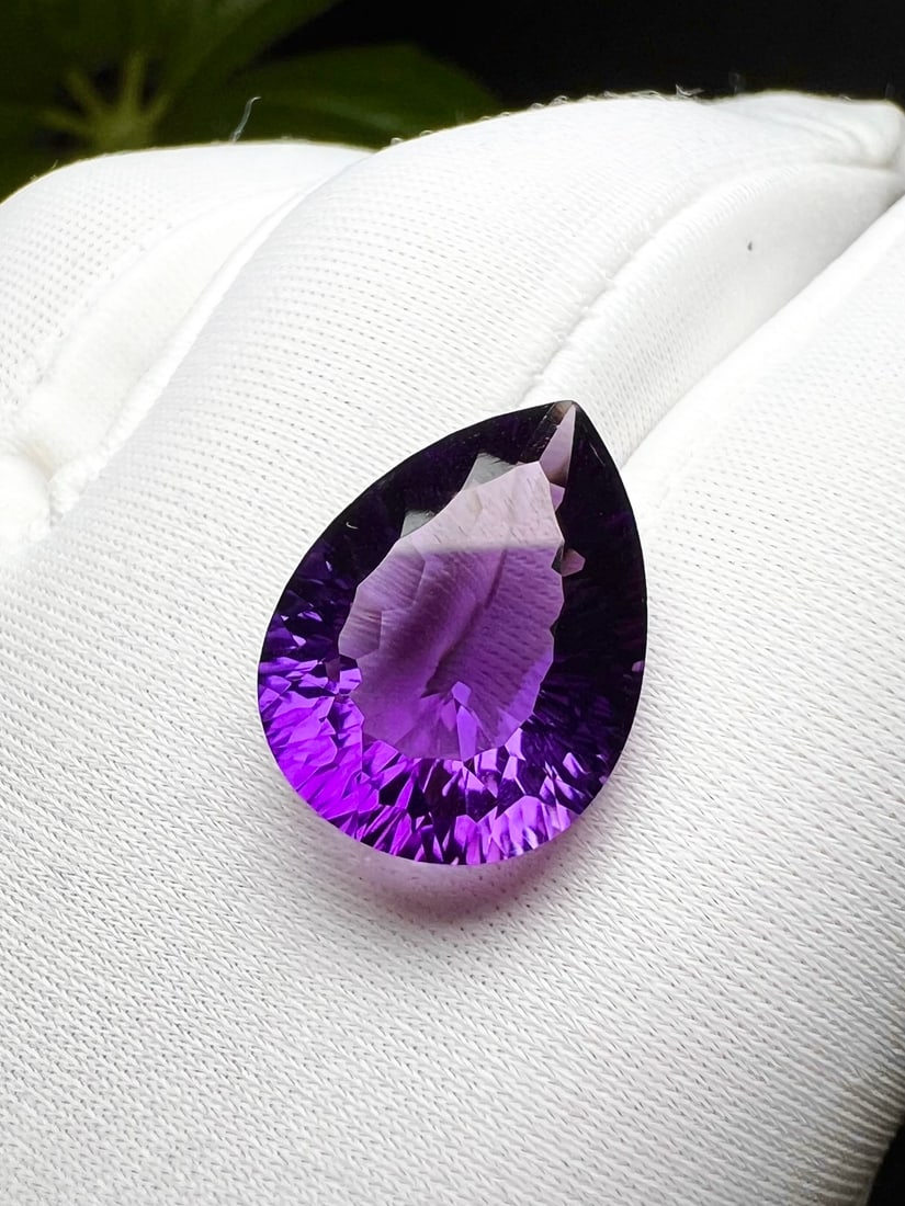 Natural Faceted Amethyst Pendant: This natural amethyst pendant showcases unique charm with its exquisite faceted craftsmanship. The teardrop design is elegant and distinctive, suitable for setting as a pendant or ring. (Dimensions: 1