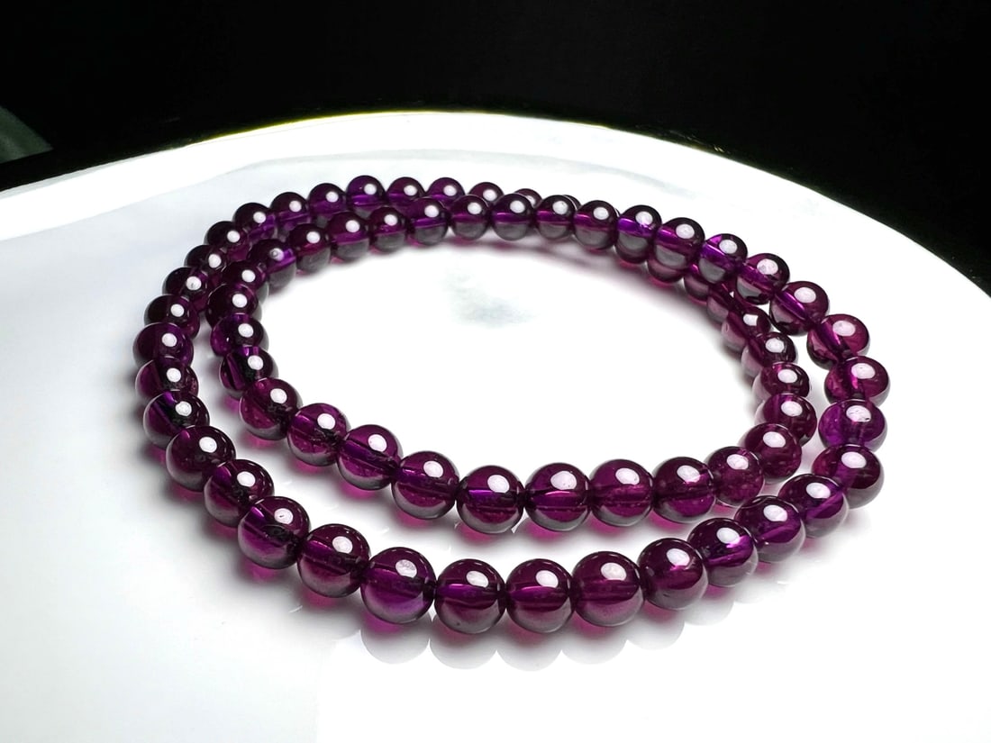 Natural Purple Garnet Bracelet: This natural purple garnet bracelet, with its double-circle design, exudes elegance and mystery. Garnet, with its deep hue and unique luster, is a precious collectible. Wear it to feel the power and c