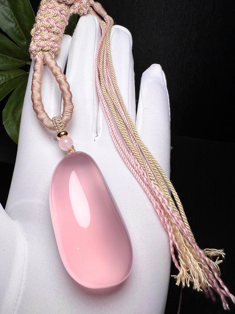 Natural Rose Quartz Pendant: This natural rose quartz pendant is renowned for its rosy hue and transparent crystal. The exquisite carving craftsmanship imparts an elegant and graceful aura. Freight: 1.International Freight: Forei