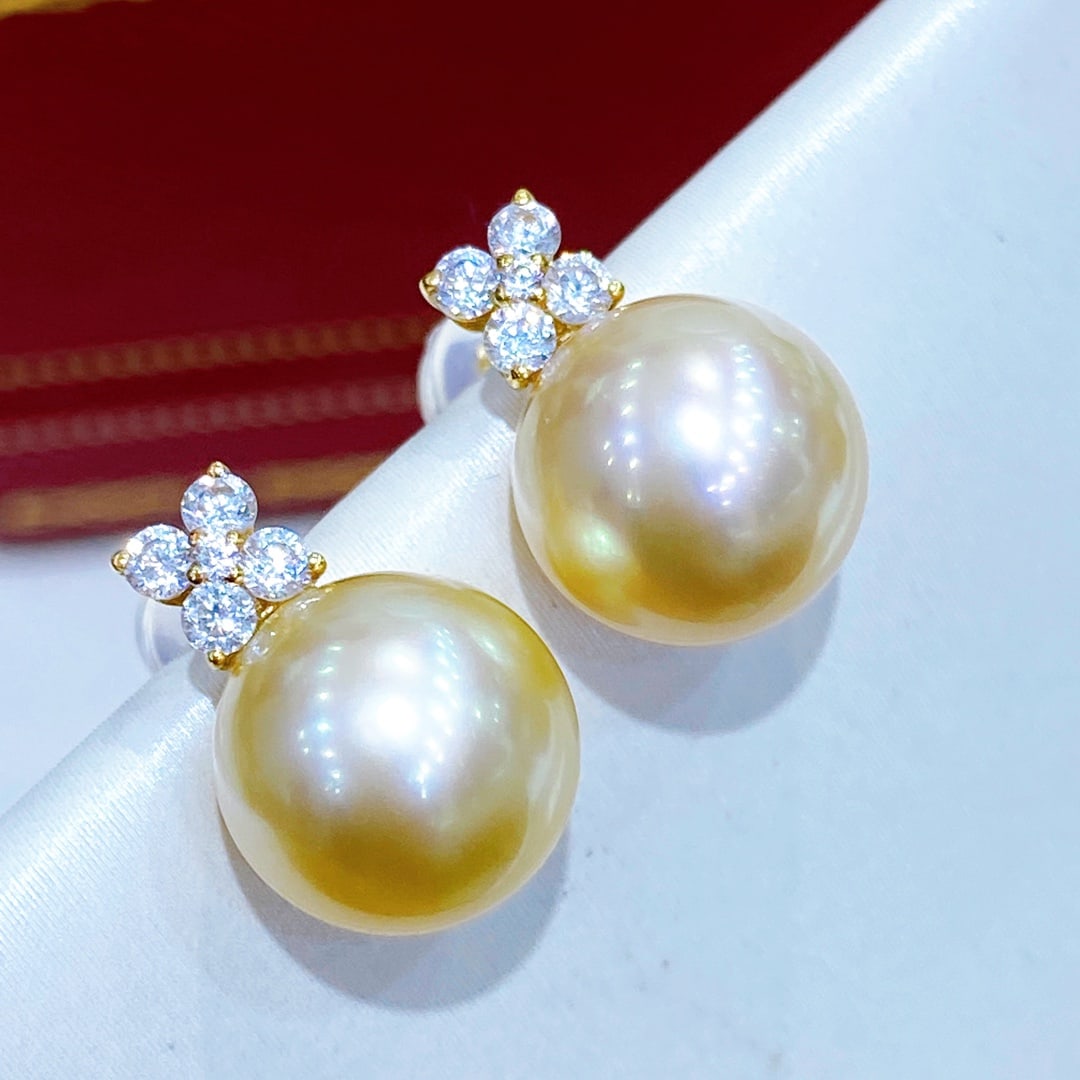 18K Gold Classic Four-Leaf Clover Pearl Earrings: These classic 18K gold four-leaf clover pearl stud earrings feature 9-10mm Philippine bright gold pearls, showcasing impeccable quality with minimal flaws. The perfectly round pearl design bestows upo