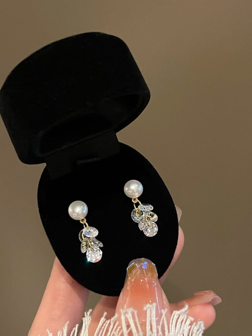 Natural Freshwater Pearl Earrings: These earrings feature natural freshwater pearls, complemented by bright zircon stones, forming a rounded grape shape. They are lively and elegant when worn, suitable for daily wear. Pearl diameter is
