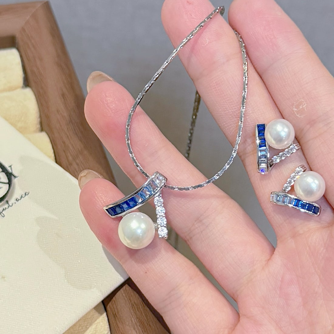 Natural Freshwater Pearl Set: This set is crafted from natural high-quality freshwater pearls, exuding an elegant aura. The pearls on the earrings and pendant measure 8-9mm and 9-10mm respectively, radiating a captivating luster. 