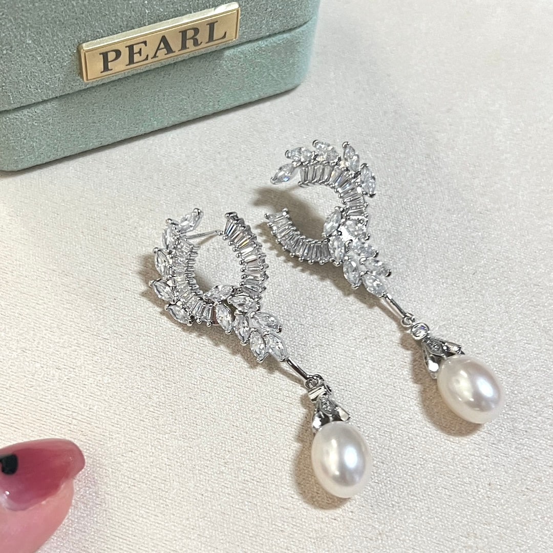 Natural High-Quality Freshwater Pearl Earrings: These earrings feature natural high-quality freshwater pearls, exuding elegance and nobility. The strong luster of the pearls adds a touch of luxury to the overall design. Suitable for various occasio