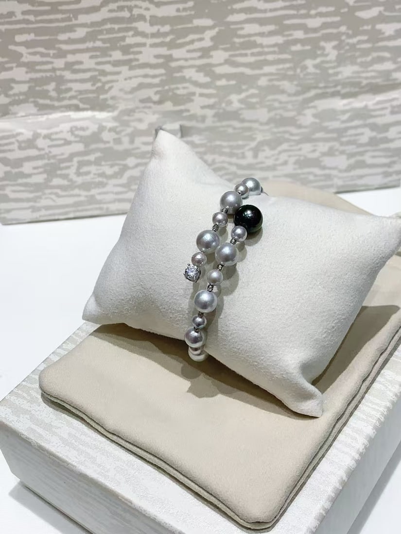 Sterling Silver Natural Tahitian Pearl Bracelet: This bracelet is crafted from finely worked sterling silver, paired with high-quality natural Tahitian pearls, showcasing a perfect blend of elegance and luxury. The slight imperfections of the pearls