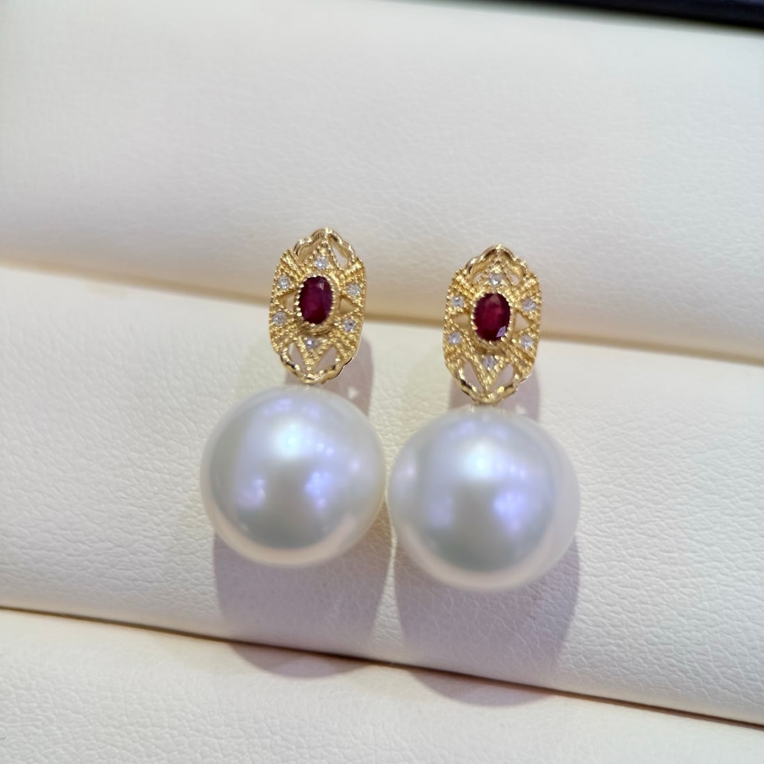18K Gold Natural Ruby Earrings: These earrings feature an 18K gold base with a vintage hollow floral design. The natural oval ruby is richly colored, accented by diamonds for added luxury. (0.2 carats of ruby ??and 0.04 carats of di