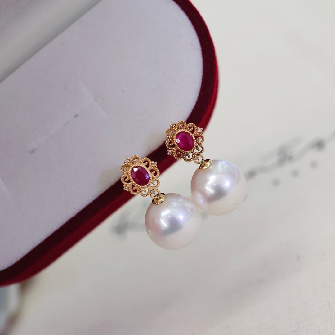 18K Gold Natural Ruby Earrings: These earrings feature 18K gold with natural oval rubies, rich in color and exuding a vintage charm. The diamond accents add a touch of luxury. (Ruby 0.45 carats, diamond 0.02 carats) Freight: