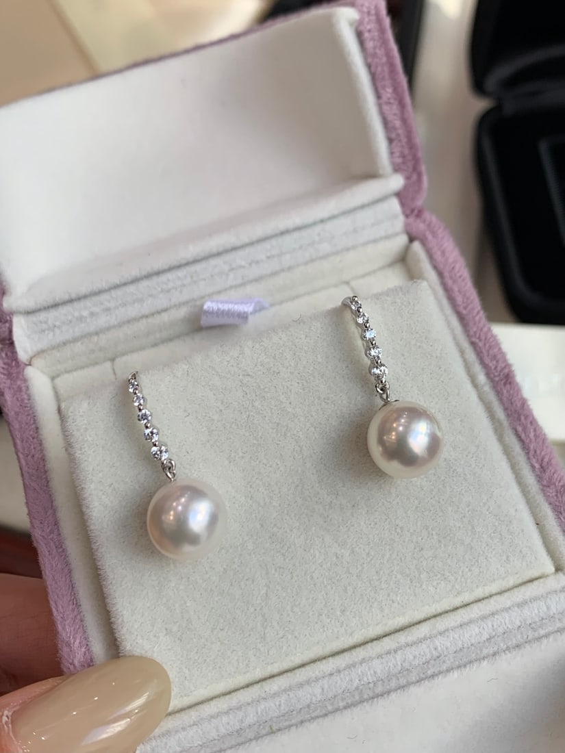 Platinum Perfectly Round Flawless Pearl Earrings: These platinum pearl earrings feature a simple yet textured design, making them an elegant choice for everyday wear. The pearls measure 9-10mm in diameter, showcasing a perfectly round and flawless su