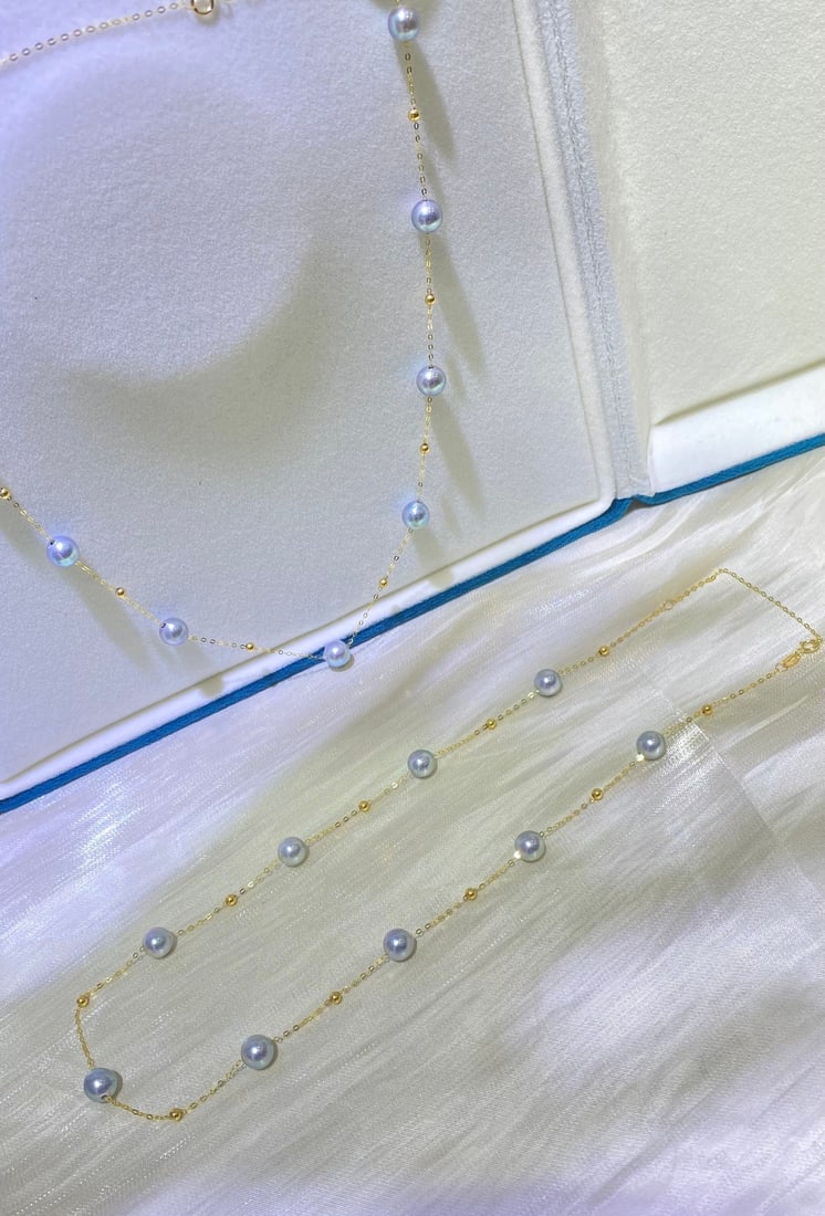 18K Gold Natural Doma Pearl Necklace: This 18K gold necklace features 6-7mm natural Doma pearls, exuding a cool and elegant aura. The design emphasizes fluidity, maintaining simplicity without losing its refined touch. Freight: 1.Internat