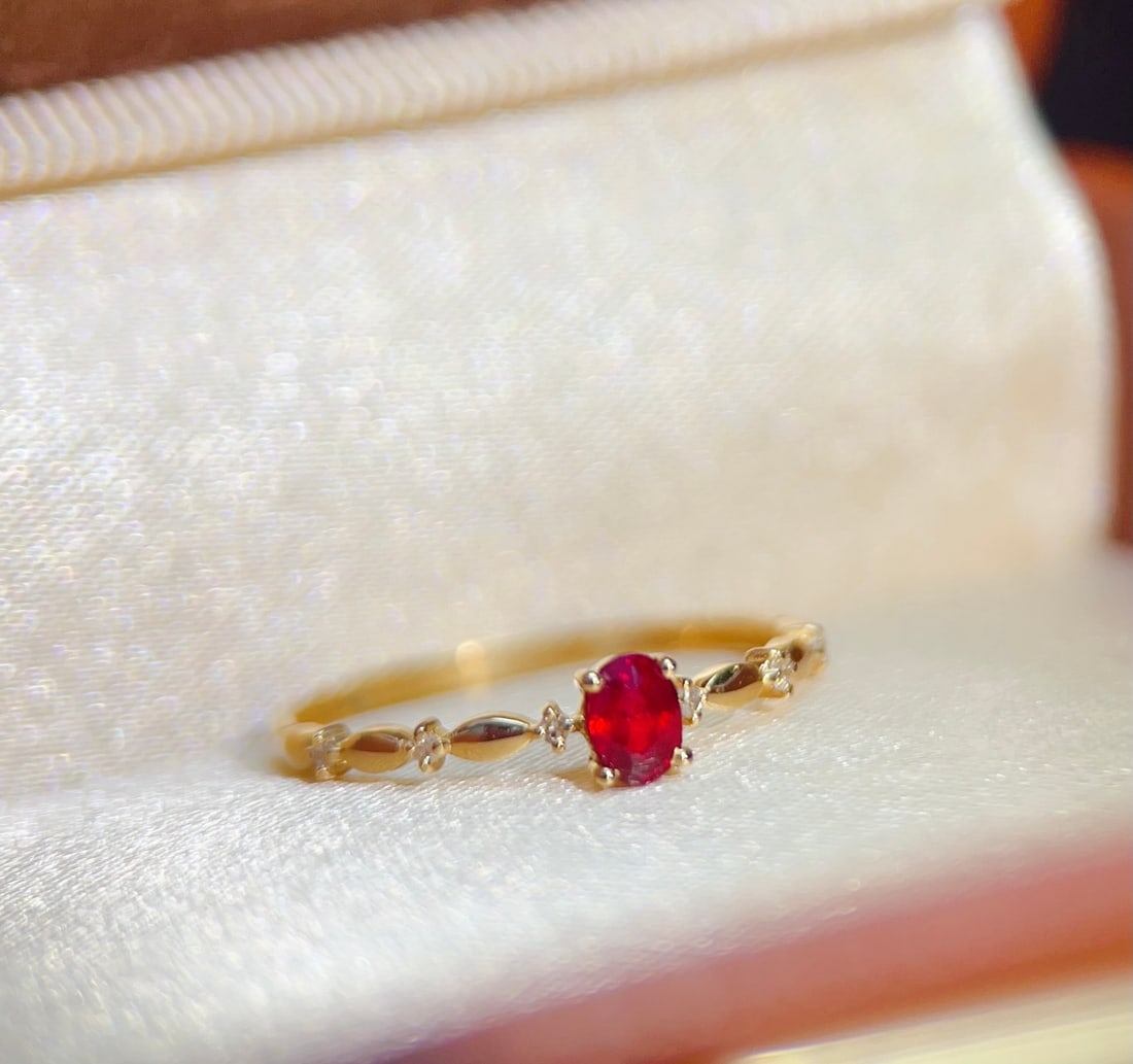 18K Gold Natural Ruby Ring: This ring is meticulously set in 18K gold, featuring a transparent and brilliant ruby as the main stone. Its classic design makes it irresistible, suitable for any occasion to showcase elegance. (Main