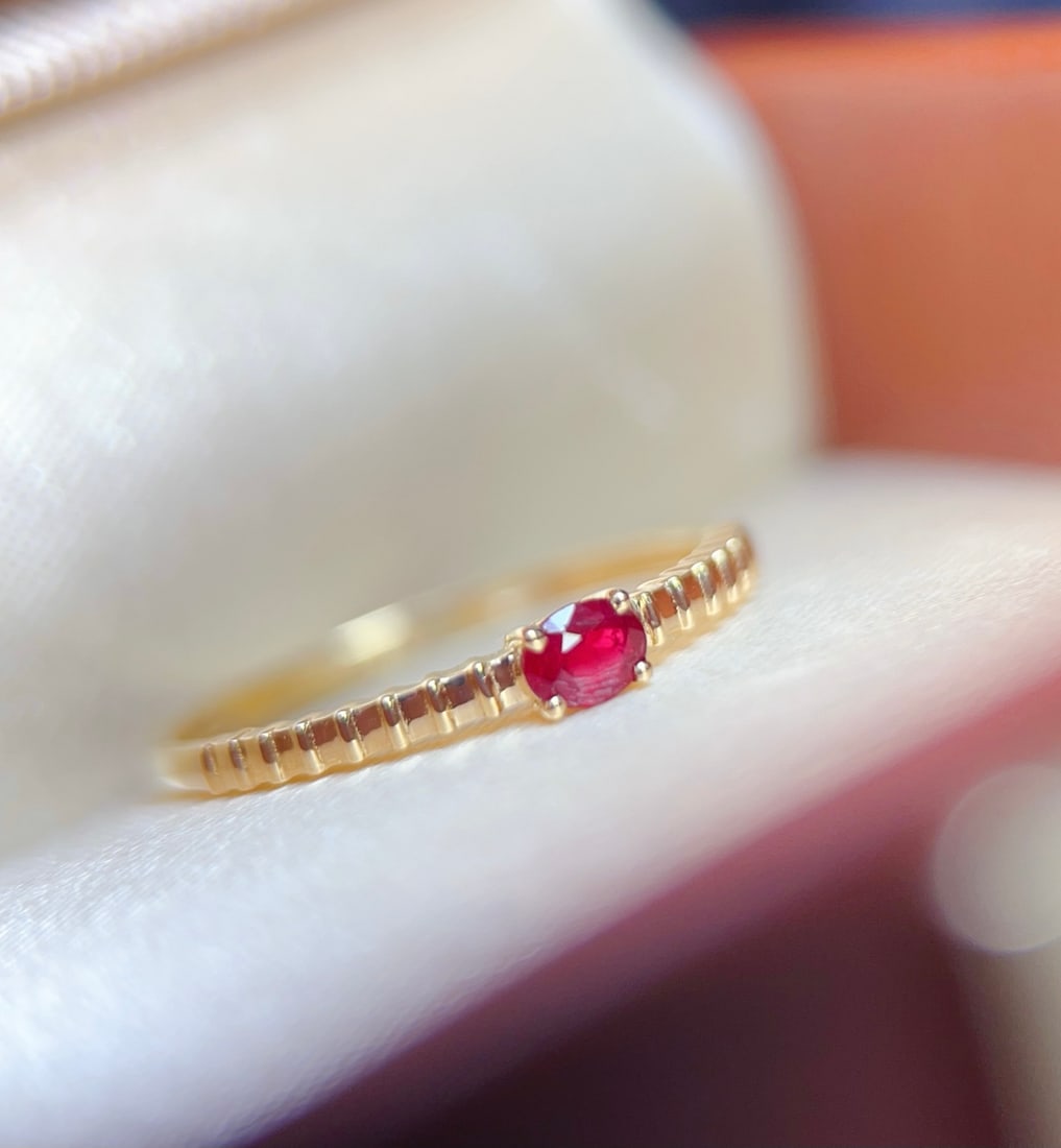 18K Gold Natural Pigeon's Blood Red Ruby Ring: This ring is meticulously set in 18K gold, featuring a transparent and brilliant pigeon's blood red ruby as the main stone. The design is classic and elegant, suitable for various occasions. (Main sto