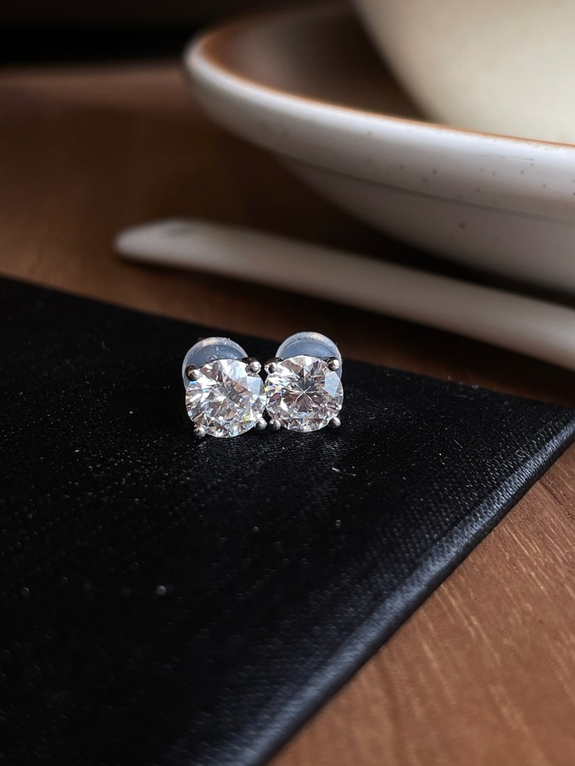 18K Gold Lab-Grown Diamond Earrings: These earrings are crafted in 18K gold with lab-grown diamonds, showcasing a simple yet exquisite style. Perfect for everyday wear or special occasions, they add a touch of brilliance. (Main stone