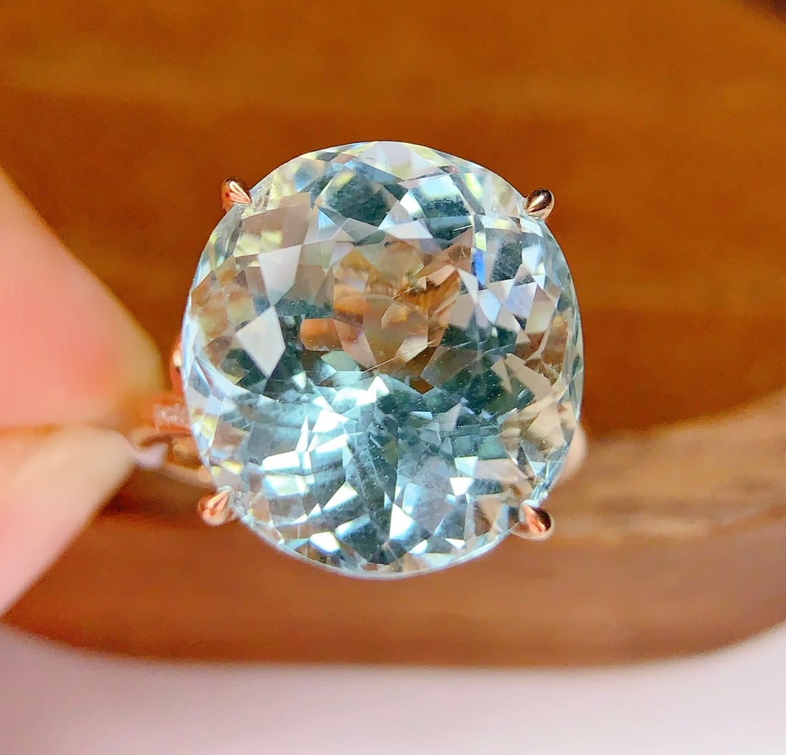 18K Gold Natural Aquamarine Ring: This ring is meticulously crafted in 18K gold, set with a natural aquamarine that exudes a captivating brilliance. The clarity of the main stone complements the sparkle of the diamonds, showcasing an 