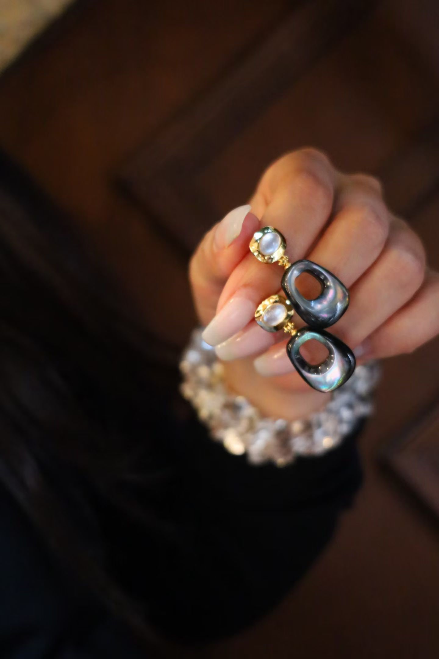 Natural white crystal black mother-of-pearl earrings: The combination of natural white crystal and black mother-of-pearl exudes a subtle and unique beauty. Exquisite craftsmanship adds value to this uniqueness. Freight: 1.International Freight: Foreign