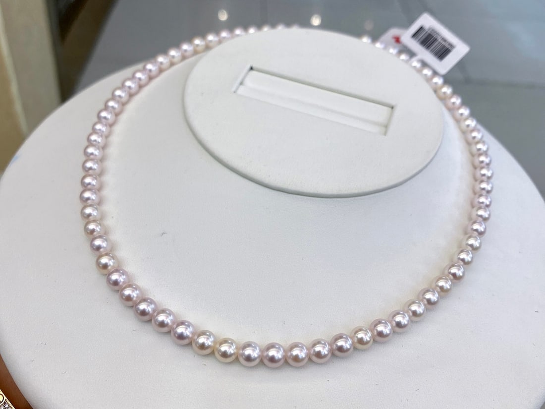 Natural Akoya Pearl Necklace: This Akoya pearl necklace is renowned for its perfectly round shape and aurora pink luster, showcasing the rare beauty of pearls. Each pearl is carefully selected to form a perfect full strand. The pe
