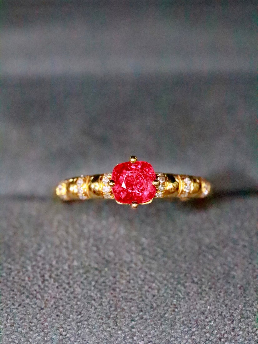 18K Gold Spinel Ring: This 18K gold spinel ring showcases a unique charm with its simple design. The mysterious color of the spinel complements the dazzling brilliance of the diamonds, making it captivating. Perfect for th