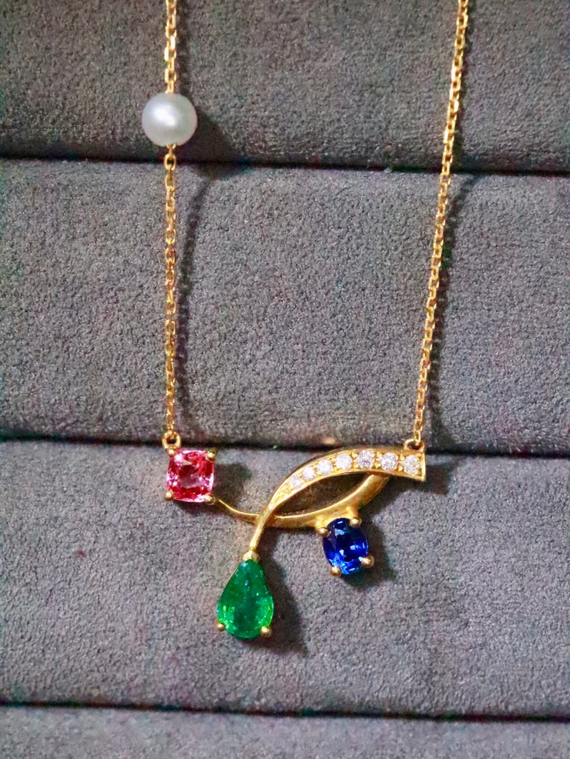 18K Gold Natural Multi-Gemstone Necklace: This necklace elegantly combines three different gemstones, showcasing a unique design aesthetic. The small pearl on the chain adds a touch of elegance, perfect for summer wear. Whether for daily comm