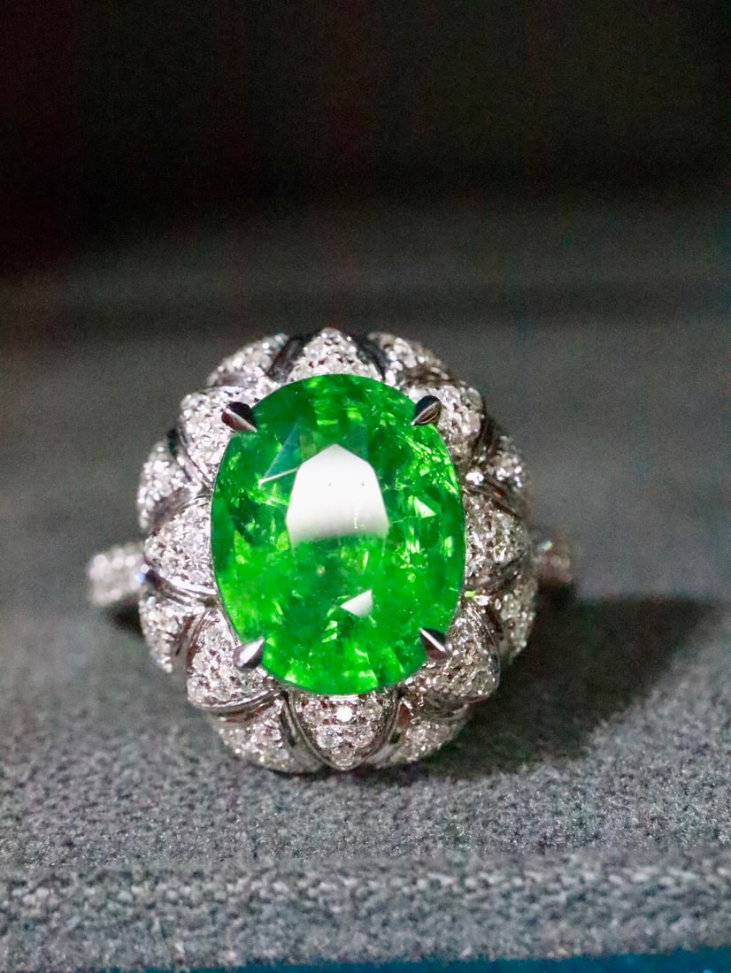 18K Gold Tsavorite Ring: This ring features a vibrant green tsavorite gemstone, showcasing the unique charm of high-end jewelry. The luster of 18K gold complements the brilliance of the gemstone, making it captivating. It bec