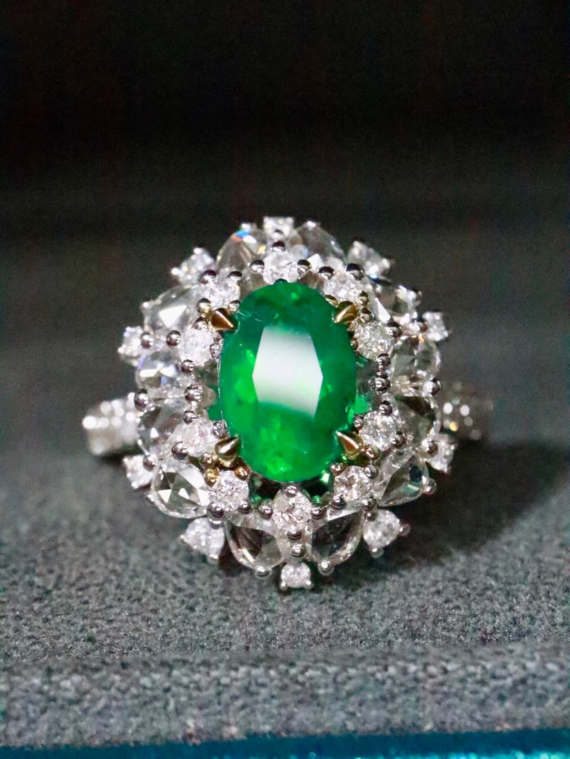 18K Gold Emerald Ring: This 18K gold emerald ring exudes a profound beauty, perfectly blending nobility and elegance. The emerald's hue is like the essence of nature, captivating the heart. The brilliance of the diamonds ad