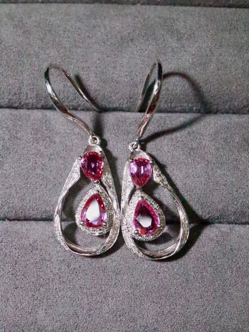18K Natural Unheated Padparadscha Earrings: These earrings are renowned for their natural unheated Padparadscha hue, showcasing a perfect blend of nobility and elegance. The exquisite craftsmanship of 18K gold adds a touch of luxury. The diamon