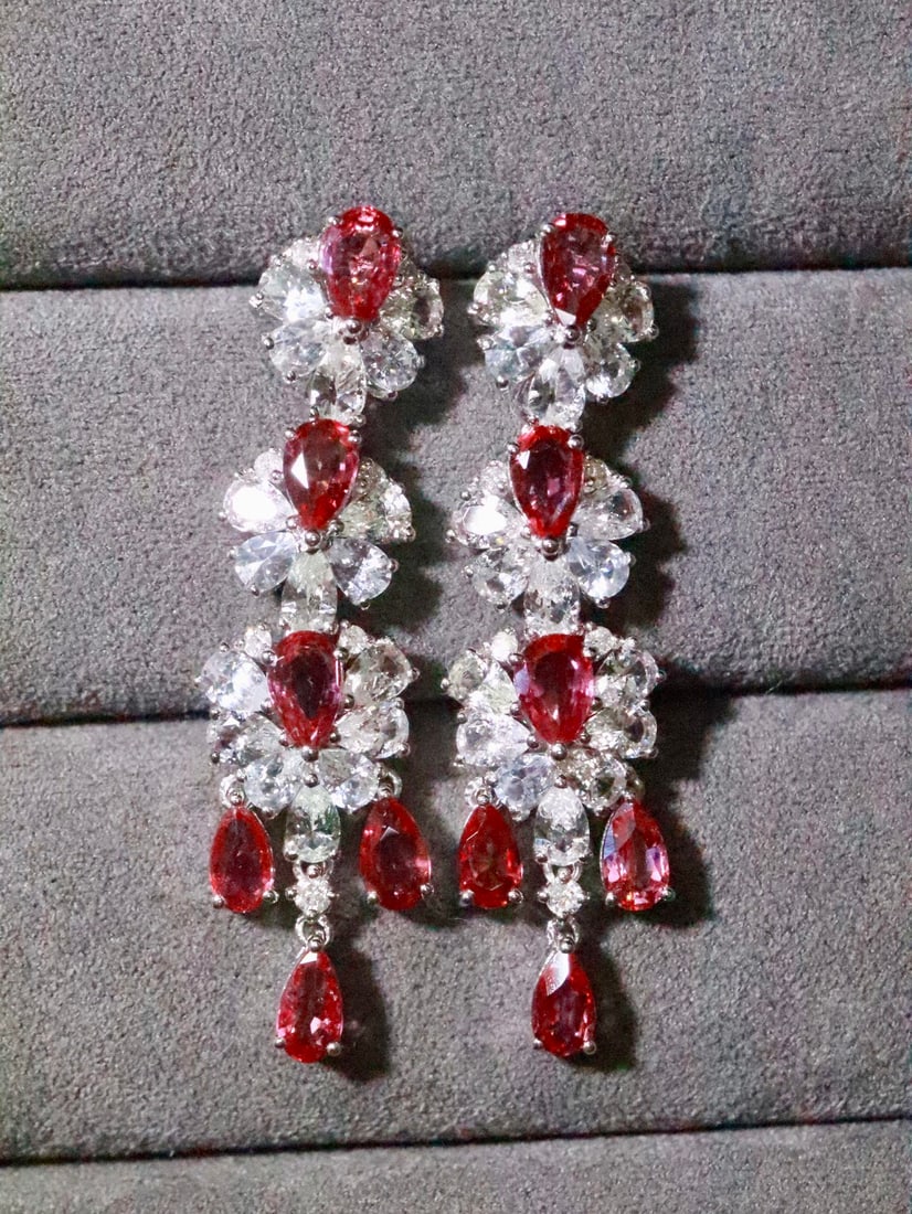 18K Gold Natural Unheated Ruby Earrings: These earrings feature a dazzling ruby at their center, exuding unparalleled elegance. The unheated ruby emits a pure brilliance, complemented by exquisite diamonds, perfectly embodying noble charm. T