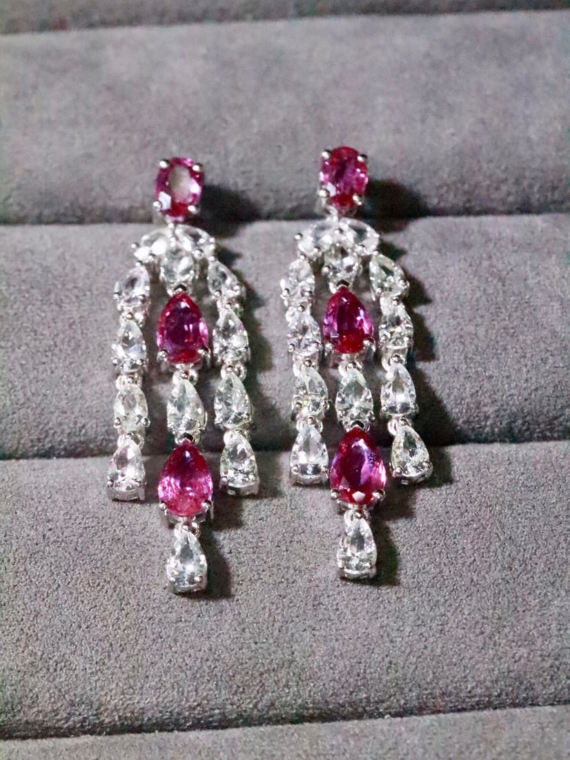 18K Gold Natural Unheated Ruby Earrings: These earrings captivate with the natural allure of unheated rubies, exuding a timeless elegance. The luster of 18K gold complements the ruby??s color, perfectly embodying nobility and eternity. Weari