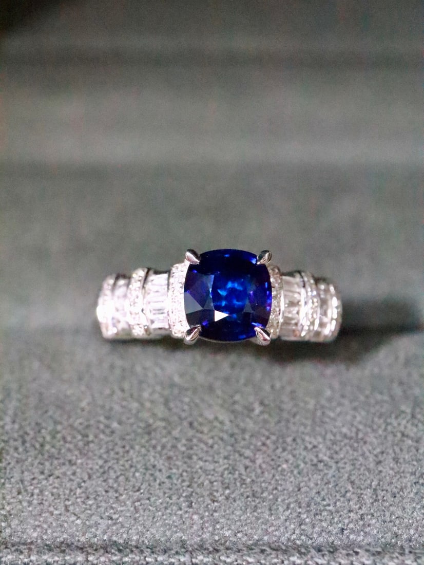 18K Natural Blue Sapphire Ring (1 of 6)