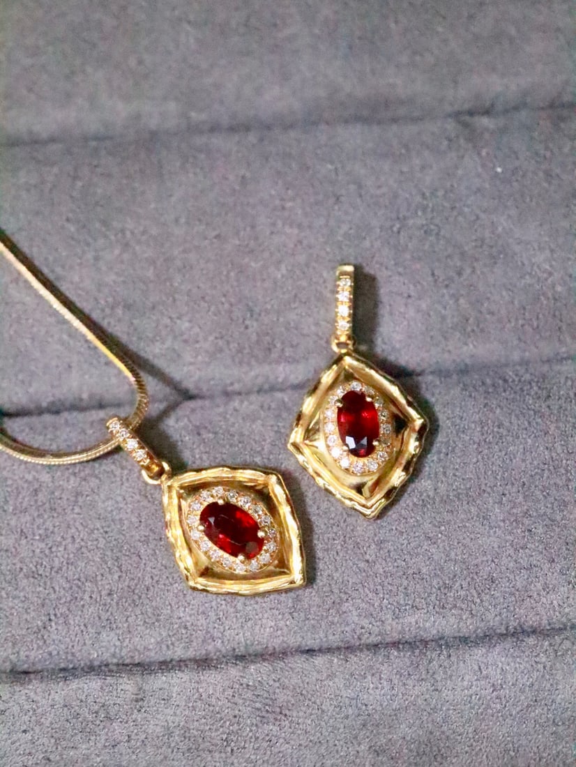 18K Gold Natural Ruby Pendant: This pendant is meticulously set in 18K gold, featuring a captivating pigeon blood red ruby with excellent crystal quality. The open clasp design adds convenience and style to wearing. (Main stone
