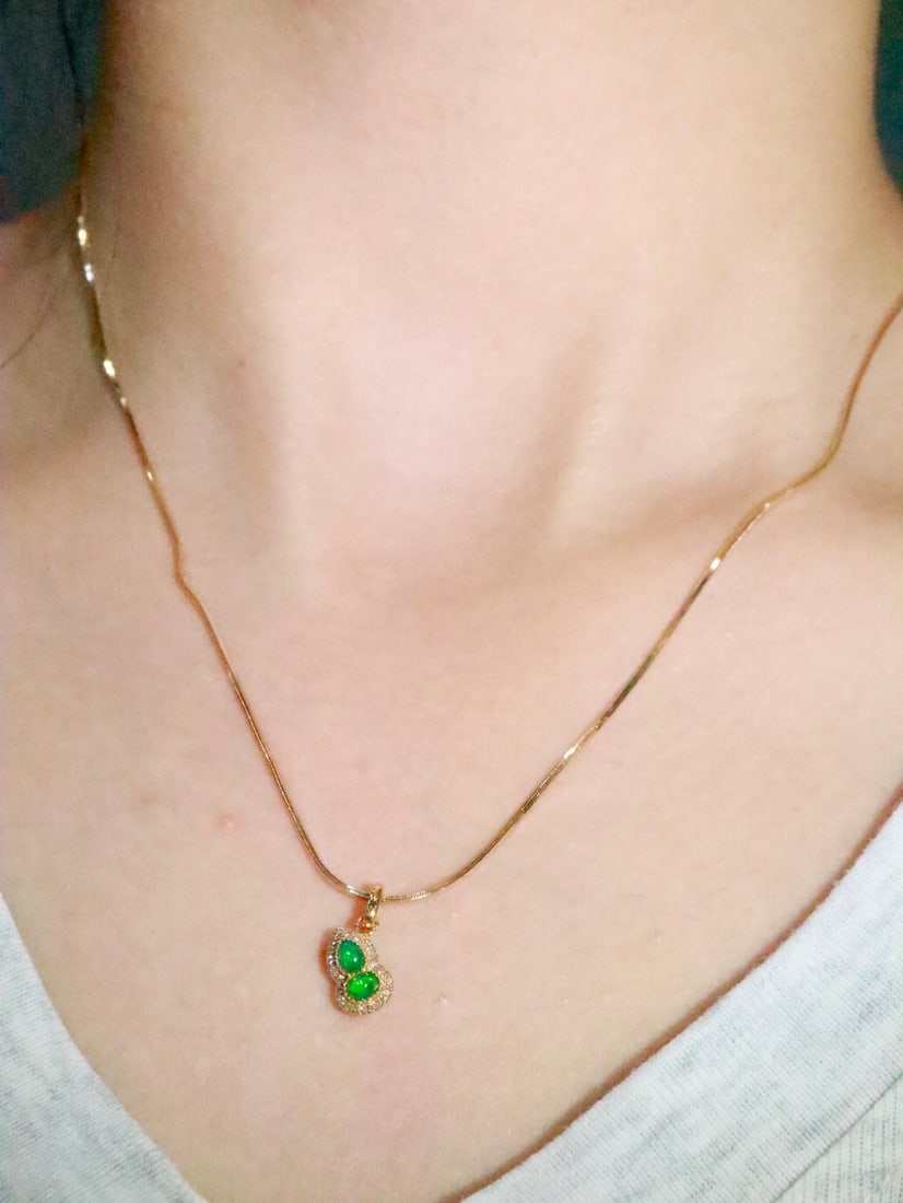 18K Gold Emerald Pendant: This pendant is meticulously crafted in 18K gold, featuring a emerald that exudes unique elegance. Whether paired with a necklace or bracelet, it adds a touch of color to your jewelry collection. The 