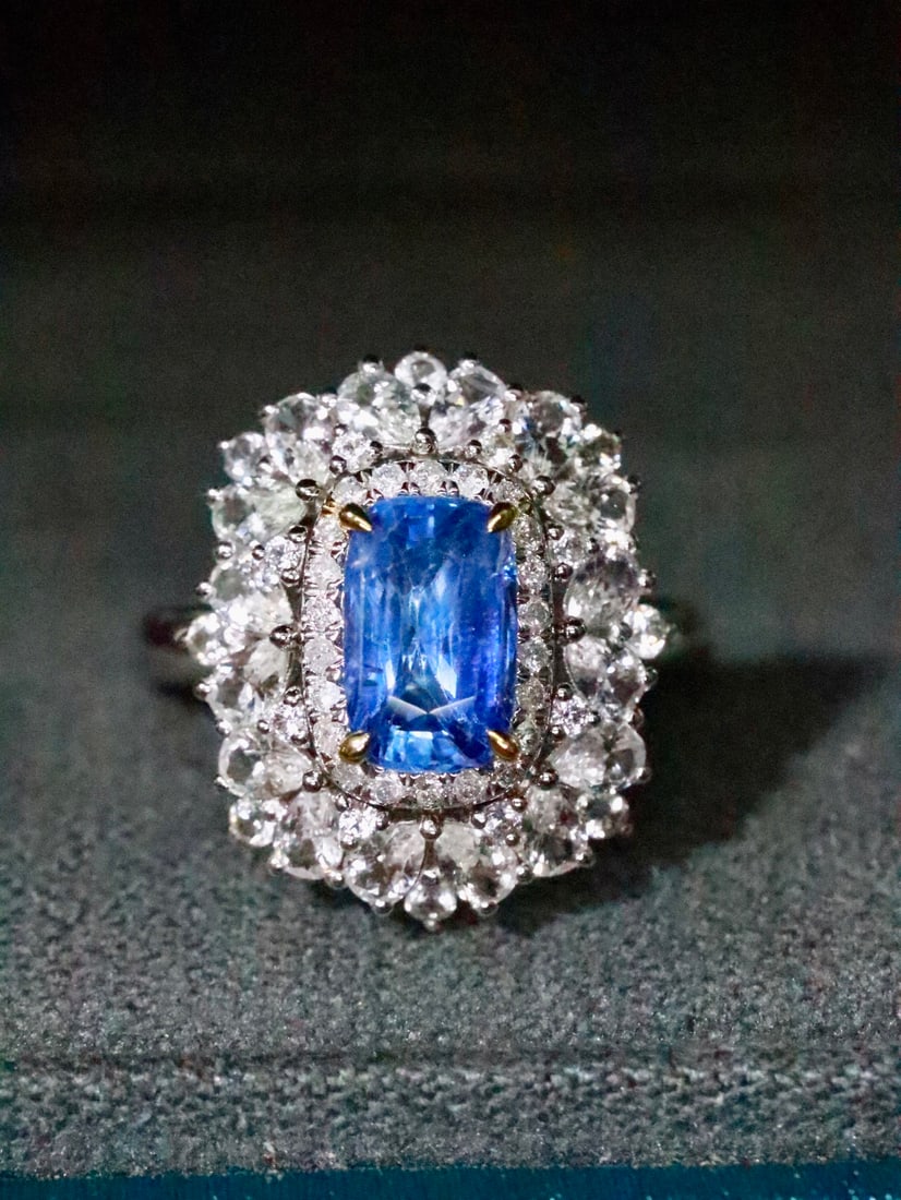 18K Gold Blue Sapphire Ring (1 of 6)
