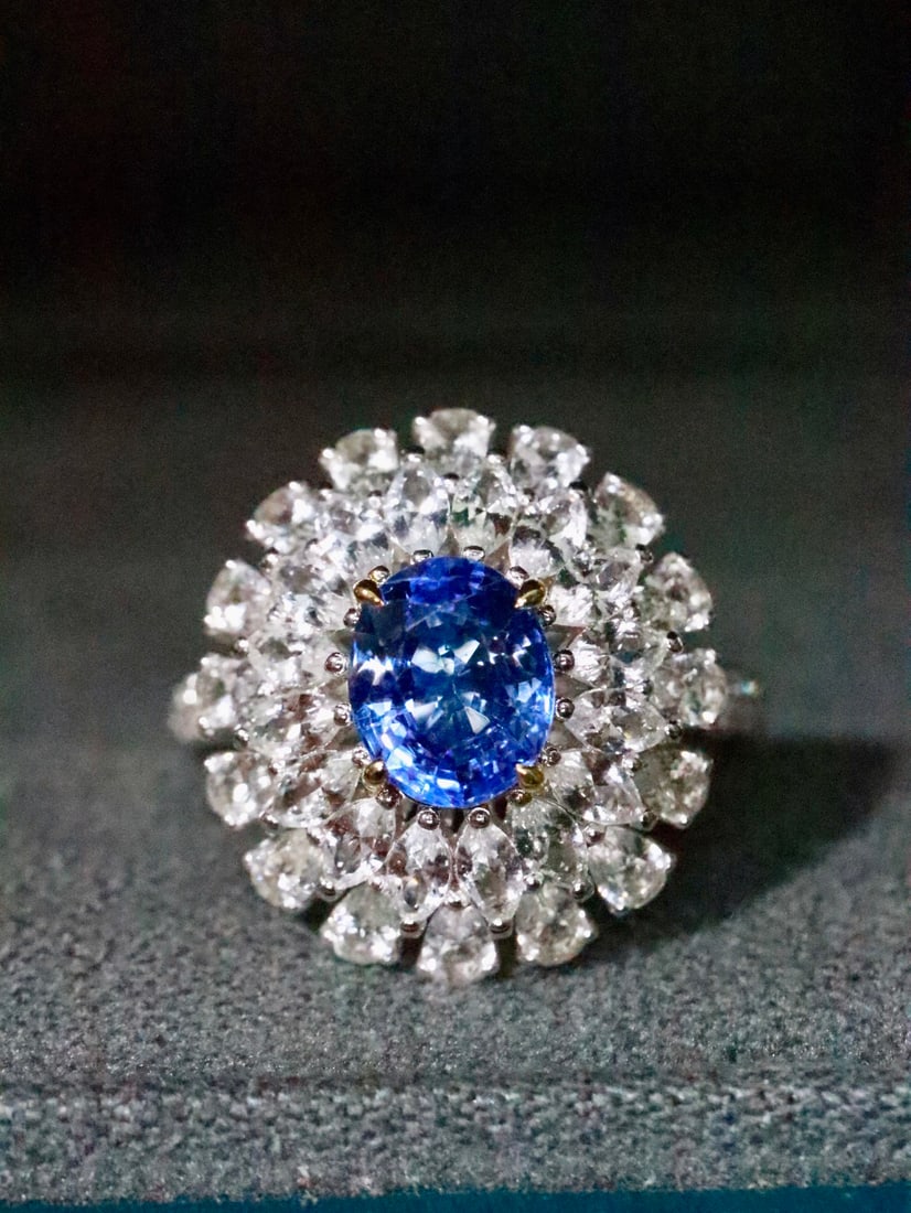 18K Gold Blue Sapphire Ring: This blue sapphire ring, with its noble hue and understated elegance, is a classic choice for many girls. The 18K gold adds a touch of luxury, and the sapphire's brilliance captivates the heart.