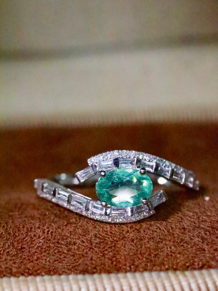 18K Gold Natural Paraiba Ring: This ring captivates with its unique design and vibrant color. The natural Paraiba main stone shines brilliantly, complemented by exquisite diamonds, exuding a noble and elegant aura. Wearing this rin
