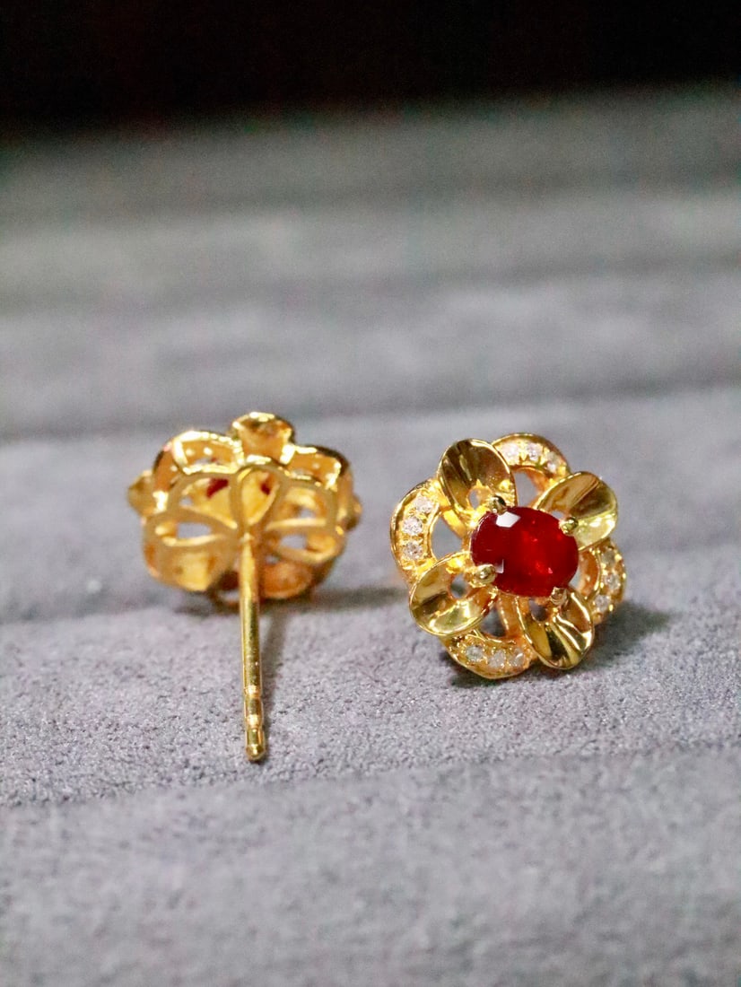18K Gold Ruby Earrings: These earrings feature a floral design, with rubies and diamonds beautifully intertwined, showcasing elegance and refinement. Each gemstone is carefully selected to ensure its brilliance. Wearing