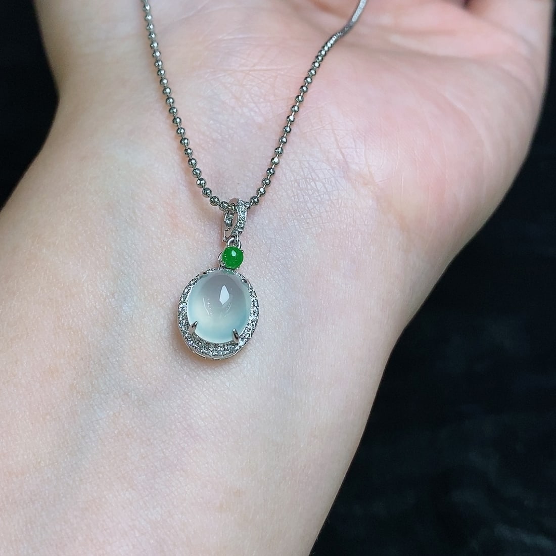 18K Gold South African Diamond Jadeite Cabochon: This 18K gold set jadeite cabochon is icy and full, showcasing a simple yet stylish design. Paired with South African diamonds, the overall design is versatile and elegant. Freight: 1.International