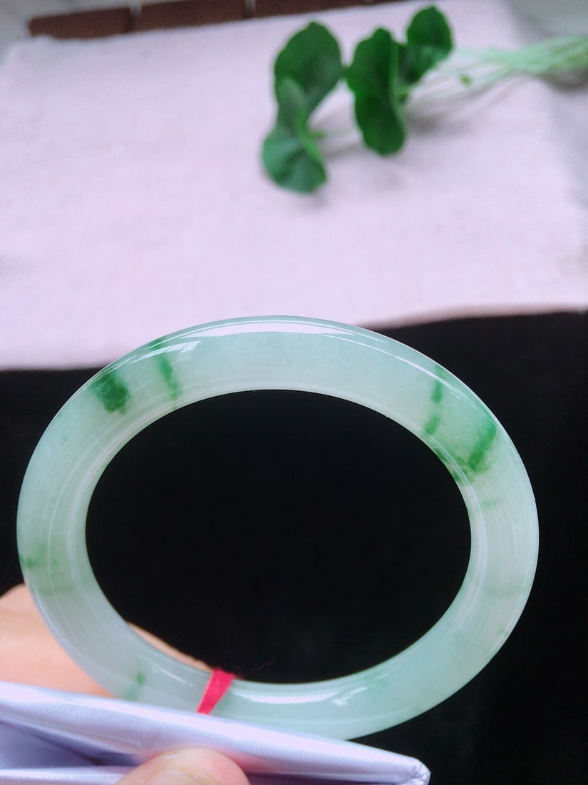 Ice Floating Flower Jadeite Round Bangle: This bangle showcases the unique charm of ice floating flower jadeite, with a watery and fine icy texture. Its round design is flawless, ideal for collectors with a refined taste. (Size 53.9/8.7) Frei
