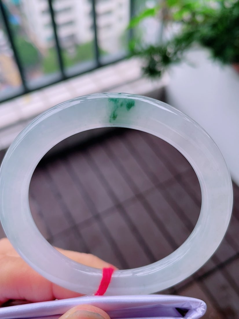 Ice Floating Flower Round Bangle: This bangle showcases the unique charm of ice floating flower, with a round and smooth design that is irresistible. The old mine quality is flawless, with an icy and lustrous appearance that is captiv