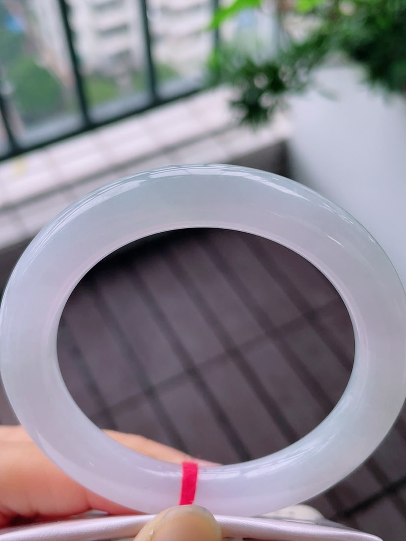Ice Base Round Bangle: This bangle is renowned for its icy and lustrous texture, showcasing the perfect quality of old mine material. The round design is elegant, suitable for wrist sizes 53/54. Freight: 1.International
