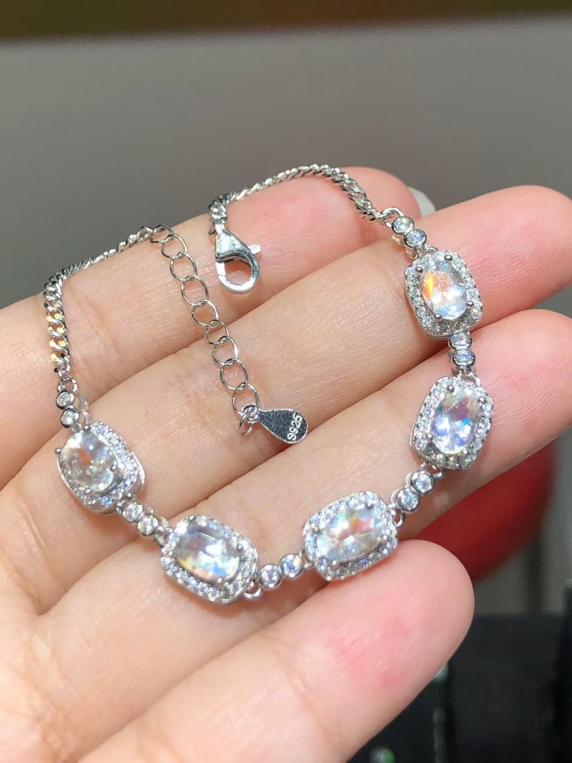 S925 Silver Natural Moonstone Bracelet: This bracelet features a natural moonstone as the main stone, showcasing a unique luster. Crafted with S925 silver, it is delicate and elegant. Suitable for various occasions, adding a touch of